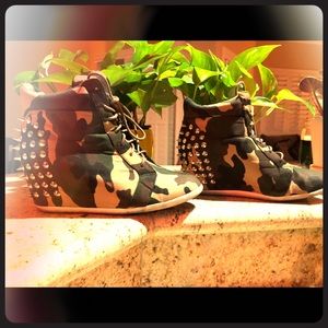 SUPER FUN, SPIKEY,CAMO, NYLON, PLATFORM SHOES 👠